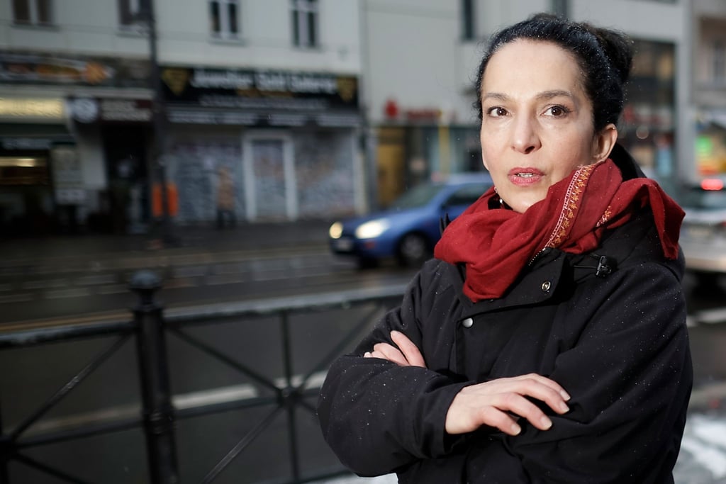 Güner Balci, Neuköllner Integrationsbeauftragte, steht auf der Karl-Marx-Alle im Stadtteil Neukölln.