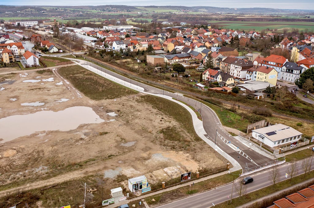 Seit Jahrzehnten wird in Naumburg an der Ost-Tangente – also an der Strecke von der Jet-Tankstelle bis zur Halleschen Straße (Höhe Apfelmarkt) – geplant und gewerkelt. Abschnitte am Weinbergsweg und Ostbahnhof wurden längst ertüchtigt. Das letzte Puzzlestück ist die 320 Meter lange Verbinungsstraße zwischen der „Schönburger“ und der „Grochlitzer“ entlang der Bahngleise. Doch noch fehlt eine Wand zum Lärmschutz einiger Häuser in der Amsdorfstraße.