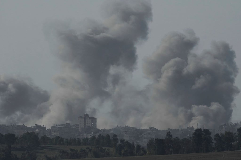 Rauch steigt nach einem israelischen Luftangriff auf den Gazastreifen auf.
