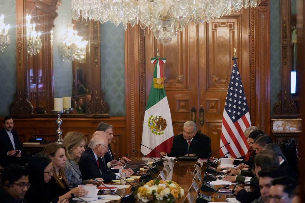 Mexikos Präsident Andrés Manuel López Obrador (oben, M) und US-Außenminister Antony Blinken (oben, l) sprechen über das Thema irreguläre Migration.
