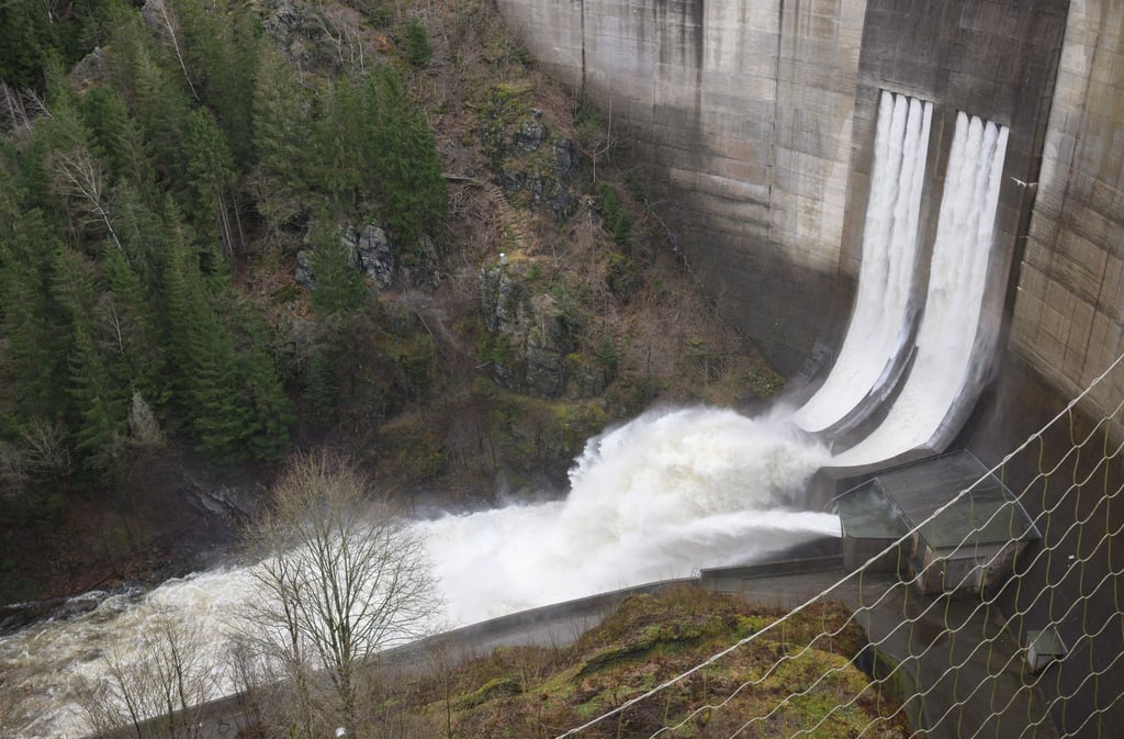Die Hochwasserentlastungsanlage lässt am Dienstag Wasser aus der gefüllten Okertalsperre im Harz.
