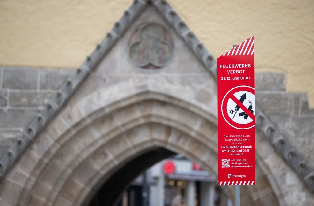 Ein Schild weist auf ein Feuerwerksverbot hin.