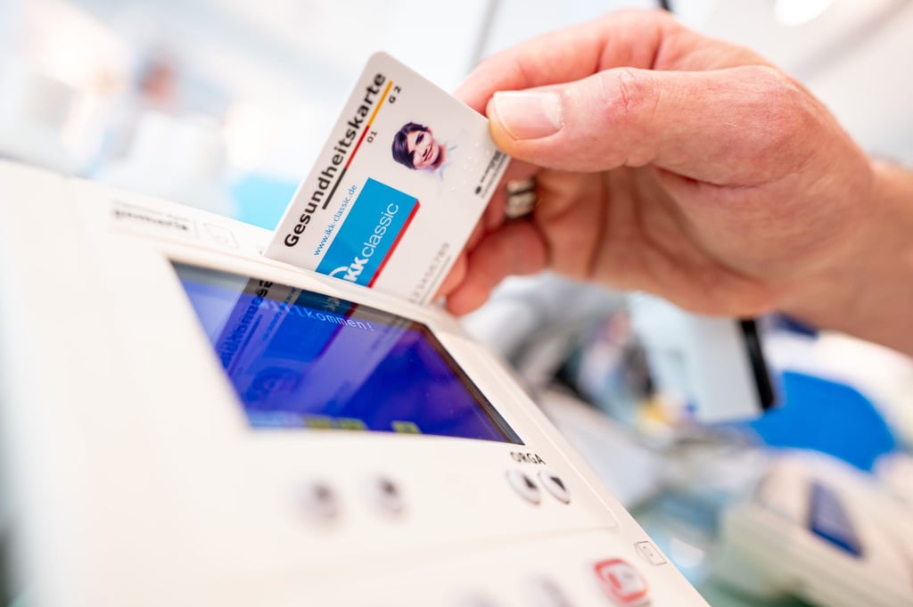 Elektronische Rezepte sollen nach jahrelangen Verzögerungen 2024 den Durchbruch schaffen und zum Standard für Millionen Patientinnen und Patienten werden.