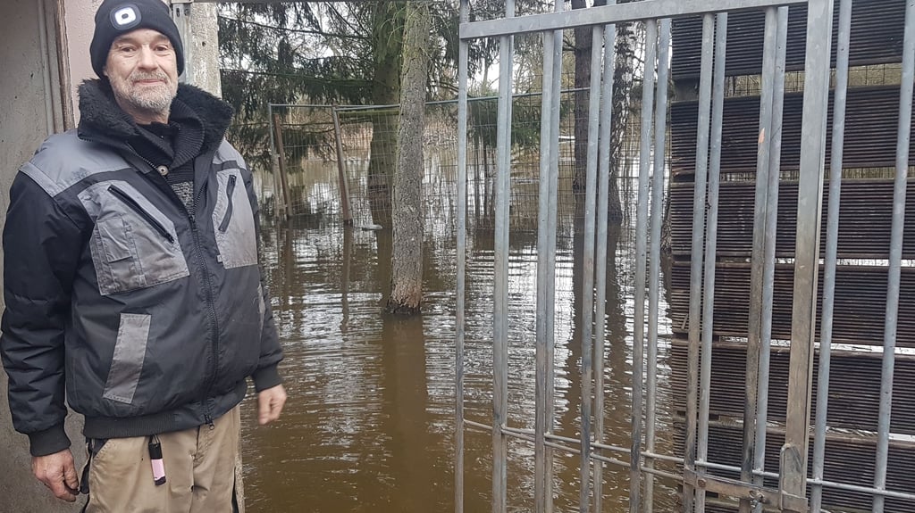 Hochwasser Ende 2023: Bis hierhin und nicht weiter. Die Zwingeranlage, aber auch der Hof der „Hundepension vom Biesegrund“ in Dobbrun bei Osterburg in der Altmark steht unter Wasser. Auch die Klärgrube ist voll. Matthias Katz hat jetzt ein Dixie-Klo bestellt.