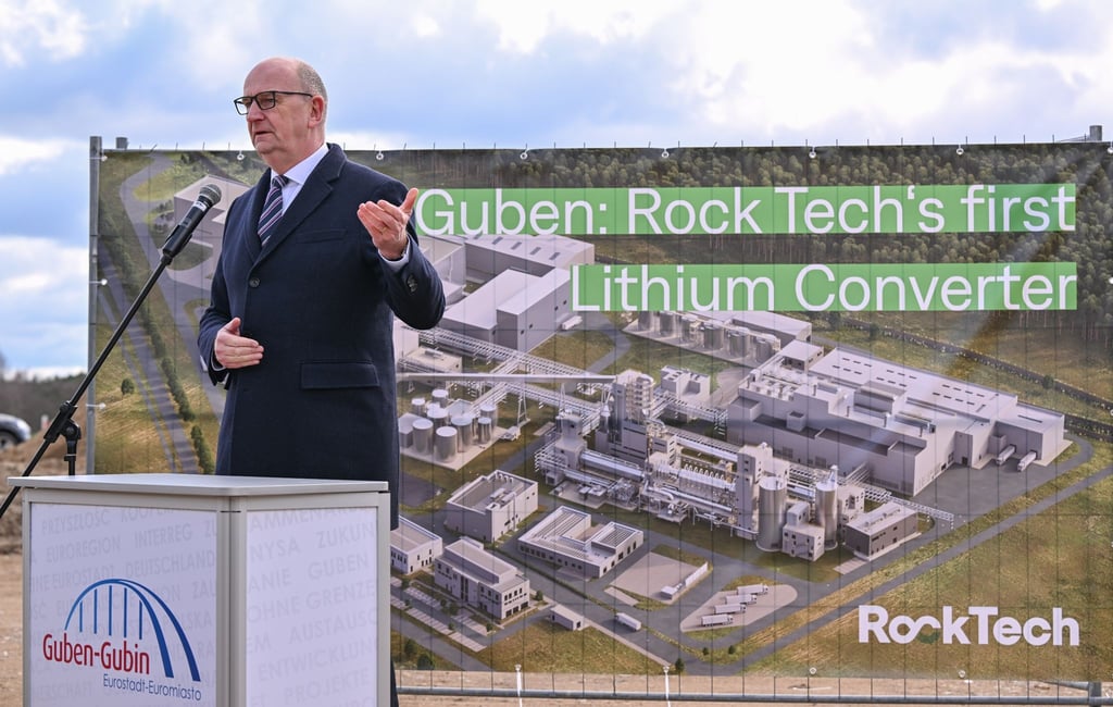 Dietmar Woidke, Ministerpräsident von Brandenburg, spricht auf dem Baugelände für eine Lithiumfabrik.