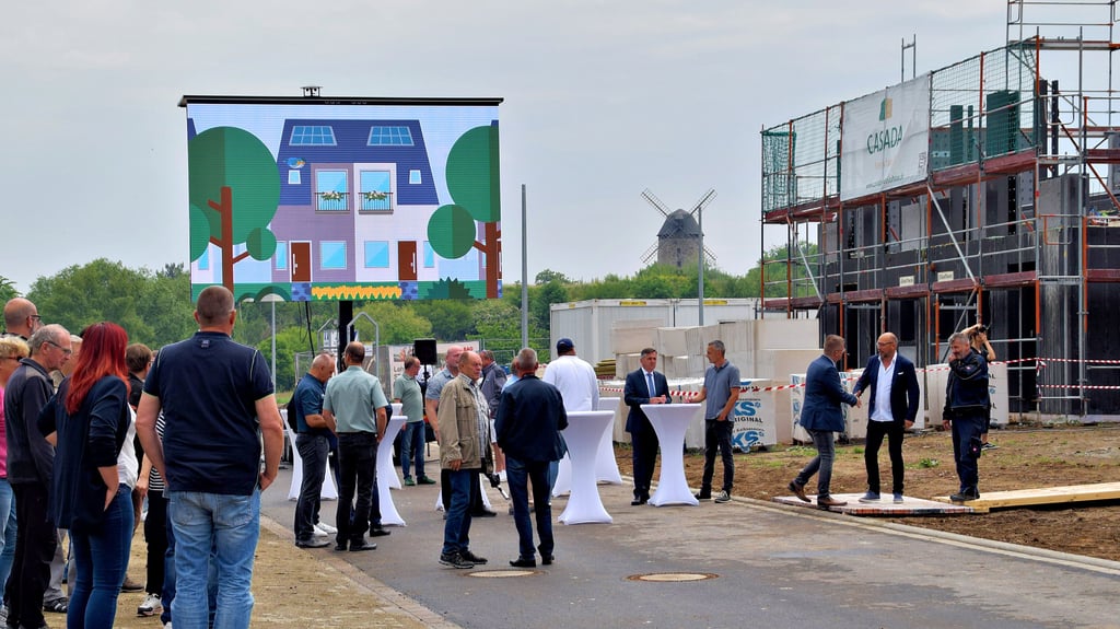 Sommer 2023: Großes Interesse beim Richtfest für die ersten Häuser im Wohngebiet „Mühlenblick“. Warum es so heißt, ist auf dem Foto zu sehen.