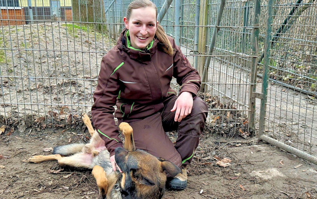 Christin Böer mit Anouk, einem Mix aus Deutschem Schäferhund und Malinois, einem Belgischen Schäferhund.