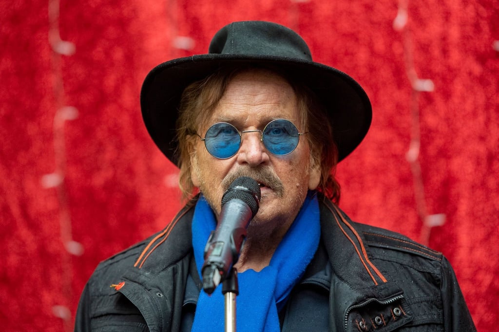 Frank Zander, Musiker, spricht bei einer Weihnachtsaktion für Obdachlose und Bedürftige in Berlin.