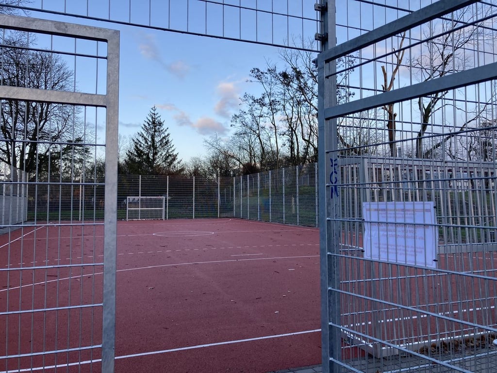 Blick auf den sanierten Bolzplatz in Magdeburg-Cracau. An diesem Tag war die Tür geöffnet.