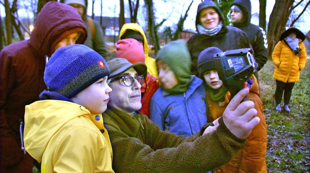 In der Dunkelheit sind Ranger Ulf Damm und künftige Juniorranger mit der Wärmebildkamera im Lockstedter Park unterwegs. Ihre Mission ist es, die Tiere auf den Bäumen und in den Büschen aufzuspüren.