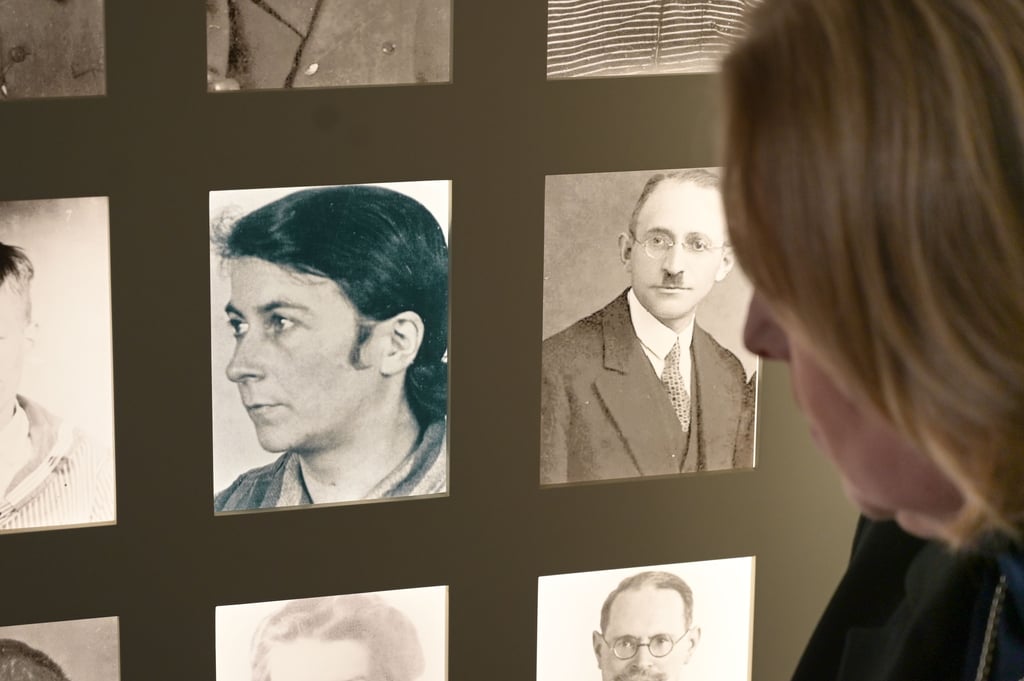 An der Fotowand der Ermordeten in der Bernburger Anstalt sind Opfer der NS-"Euthanasie" zu sehen. Gardelegener Schüler der AG Stolpersteine wollen sich dem Thema widmen.