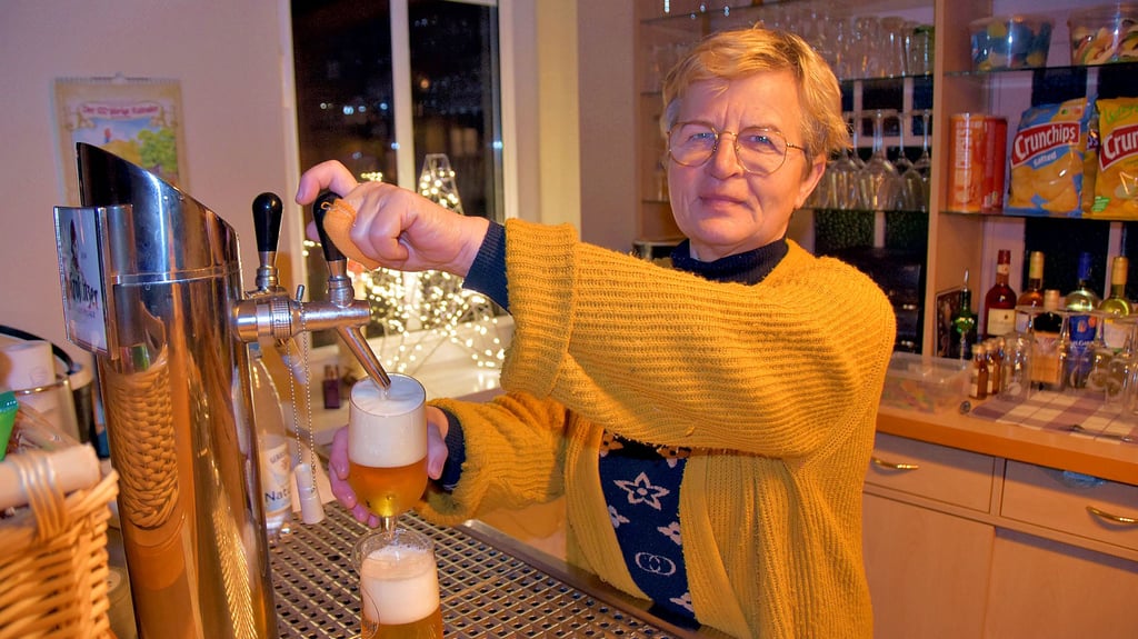 Gastwirtin Birgit Schachtschneider freut sich auf die Gäste der Silvesterparty im Saal der Etinger Bauernschänke. Wer spontan noch Lust zum Feiern und Tanzen hat, ist willkommen.