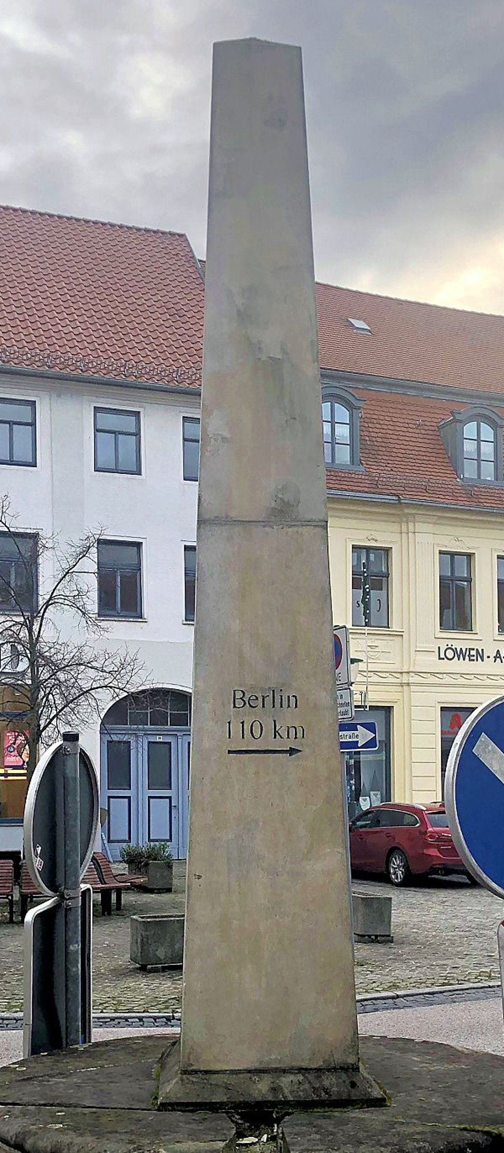 Nach Berlin bitte dem Pfeil folgen - Wegweiser in Burg.