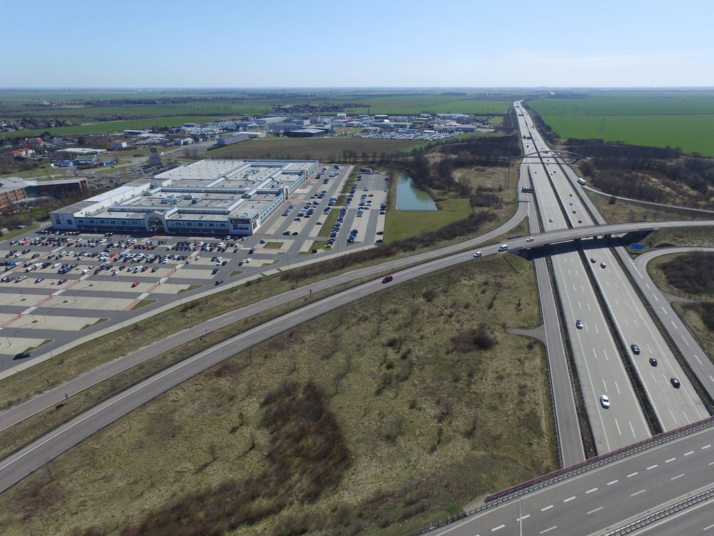 Das "Halle Leipzig The Style Outlets" an der A9 bei Brehna.