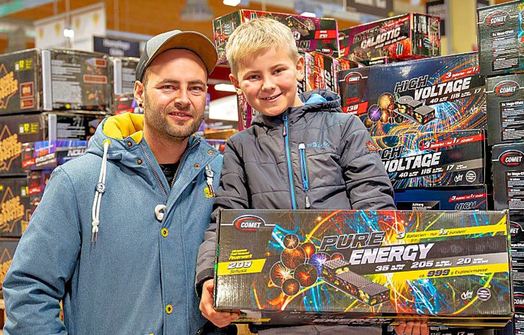 Begeistert von Feuerwerk: Rico Schweigel und sein Sohn Anton freuen sich auf Silvester.