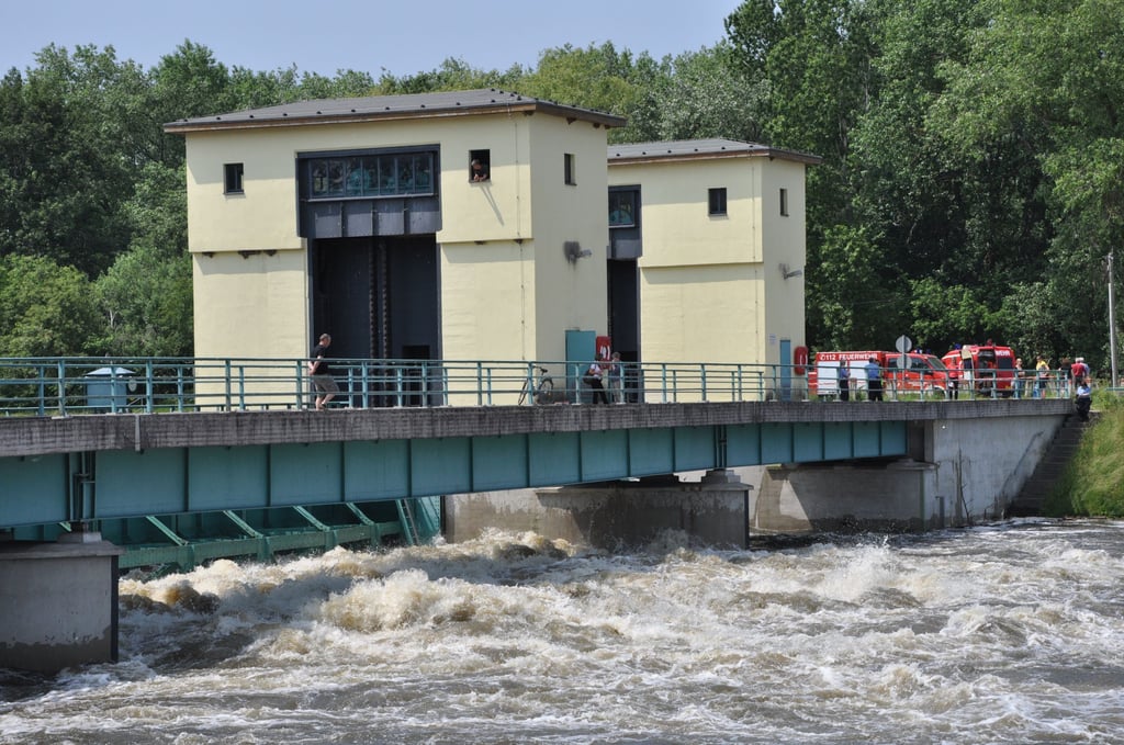 Zum Hochwasser 2013 wurde das Wehr Neuwerben an der Wehrgruppe Quitzöbel unweit von Havelberg geöffnet. Damit wurde der Hochwasserscheitel der Elbe gekappt.