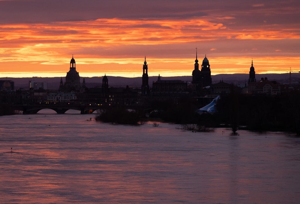 Das Hochwasser der Elbe vor der Kulisse der Altstadt bei Sonnenaufgang.