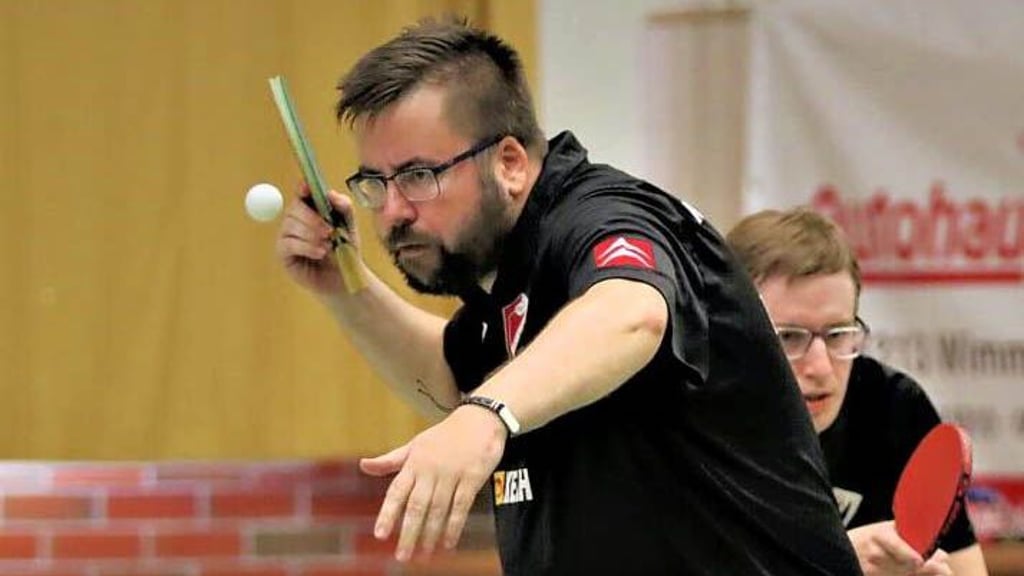 Der Ascherslebener Tischtennistrainer Robert Roß, hier beim „normalen“ Tischtennis, startet Anfang Januar bei der Clickball-Weltmeisterschaft in Mexiko.