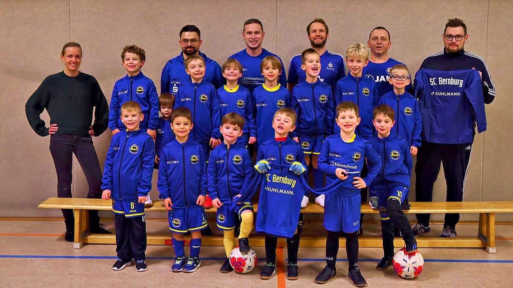 Die von René Fritsche (3. von rechts) trainierten G-Junioren des SC Bernburg präsentieren stolz die neue von der Firma Kuhlmann gespendete Sportausrüstung, mit der sie auch ihren ersten Wettkampf in Wernigerode bestritten haben.