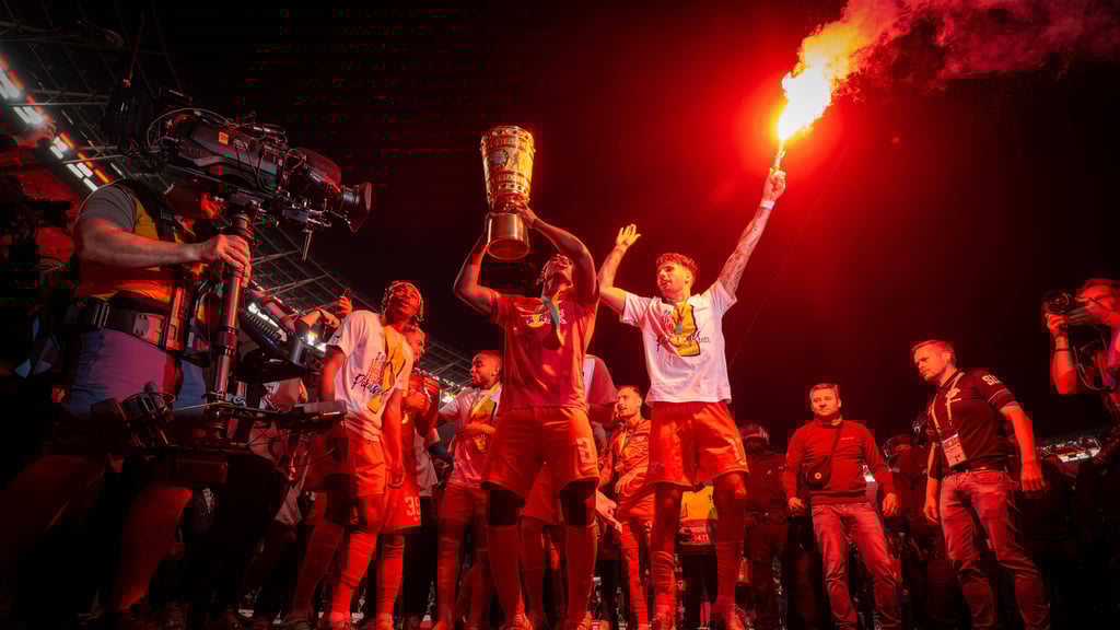 Pyro-Party: Dominik Szobosulai und Kollegen.