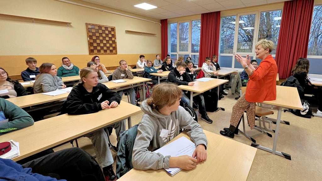 Cathleen Lüdicke im Gespräch mit Mädchen und Jungen der Klasse 8 der Sekundarschule Brettin.