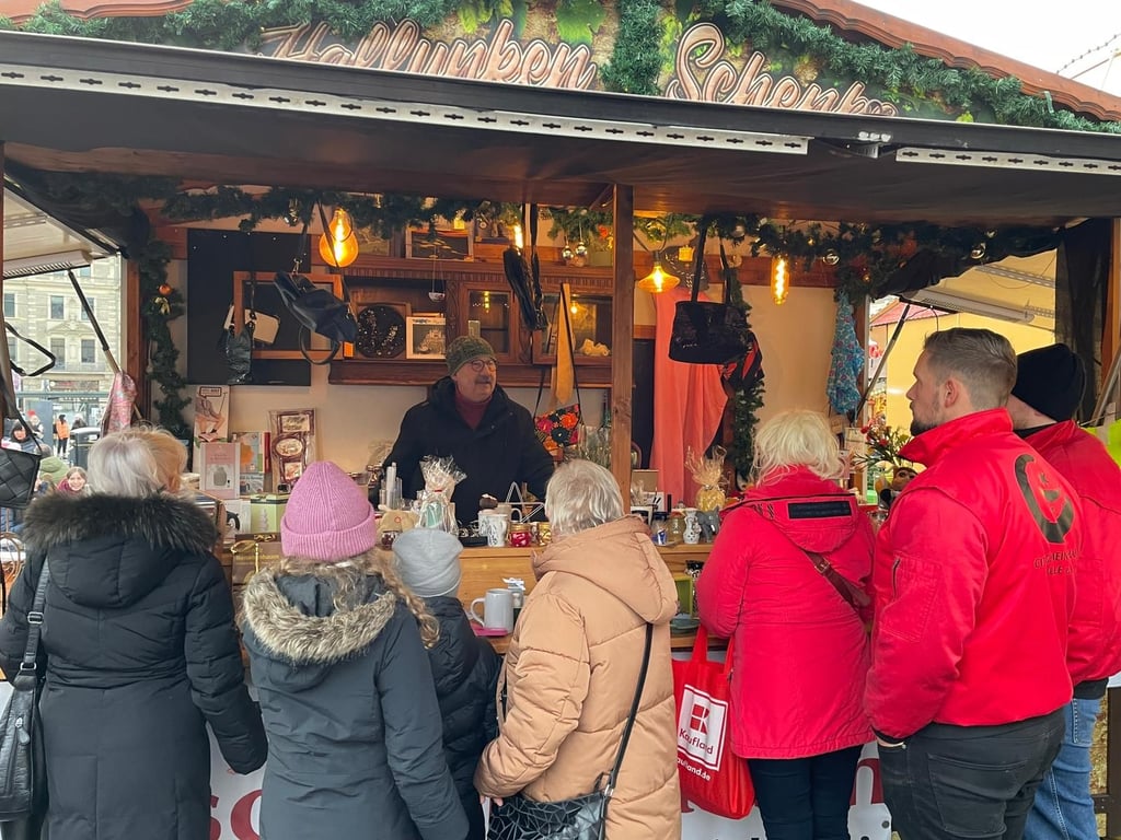 Dieter Wunder (M.) nimmt ungeliebte Geschenke entgegen – wer will, nimmt im Tausch ein ebenbürtiges mit. Michael (v.r.) und Christian Fleischer von der CMF Event-Agentur schauen als Veranstalter, wie der Geschenketausch läuft.