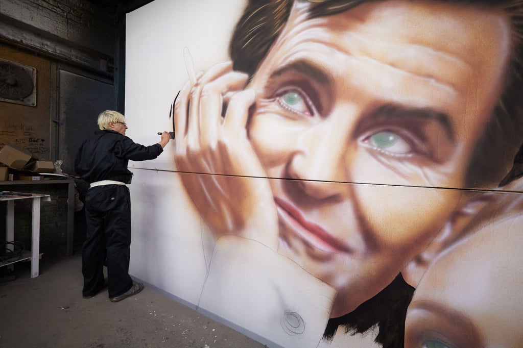 Kinoplakatmaler Götz Valien malt in seinem Berliner Atelier an dem Plakat für den Film „Maestro“.