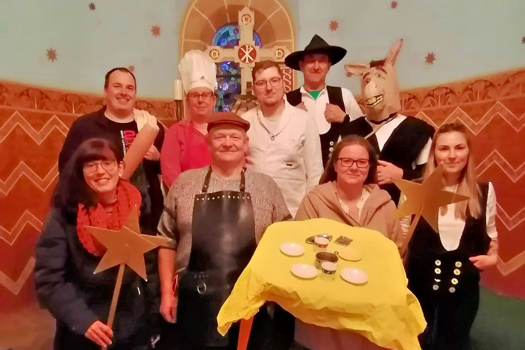 Diese fröhliche Darsteller-Riege ist am Silvester-Sonntag um 14 Uhr bei der Märchenaufführung in der Kirche Taugwitz zu erleben.