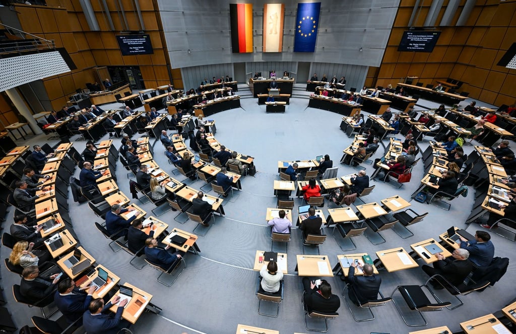Abgeordnete sitzen im Plenarsaal bei einer Plenarsitzung des Berliner Abgeordnetenhauses.