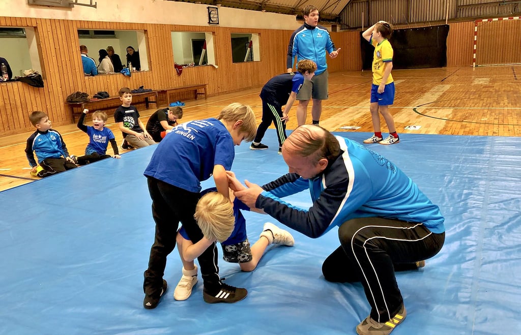 Uwe Nagel (vorn) beim Ringertraining des Nachwuchses seines Vereins Kampf- und Rehasport Geiseltal