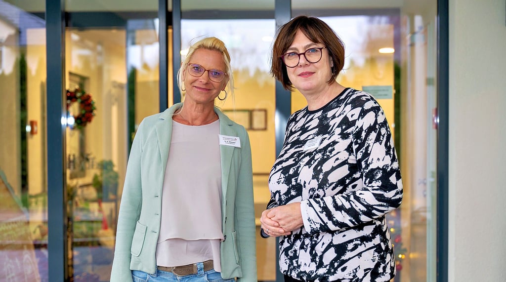Vor dem Eingang des neuen Pflegezentrums „Winzerstädtchen“ in Freyburg: Die Freyburgerin Sandra Stimmer (l.) ist Leiterin des Hauses, an ihrer Seite: Ines Fiebig, die Leiterin Verwaltungsorganisation.