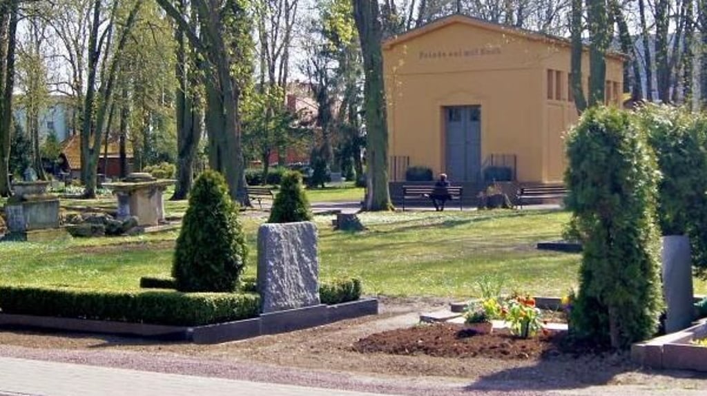 Auch auf dem Friedhof in Wolmirstedt wurden Personen gesucht, allerdings - anders als auf dem Foto - in der Nacht.