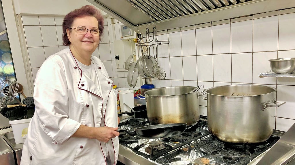 Elke Lützkendorf wird nur noch bis Silvester am Herd ihrer Gaststätte „Vier Seen“ in Braunsbedra stehen. Danach ist Schluss.