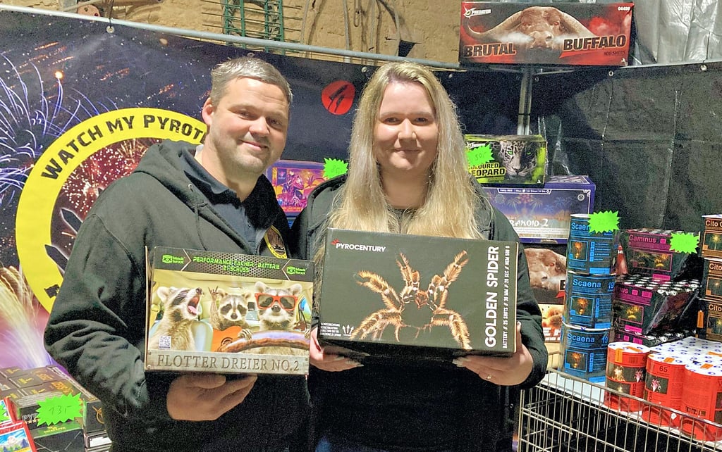 Pyrotechniker Christian Kayser und seine Freundin Sarah Noske zeigen Feuerwerksbatterien im Verkaufsraum in Spielberg.