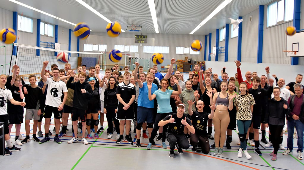 Aus Sachsen-Anhalt und aus Niedersachsen sind Freizeitsportler nach Calvörde gereist, um in zusammengewürfelten Mannschaften Volleyball zu spielen.