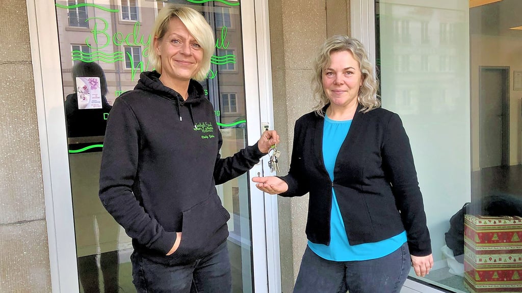 Cindy Gaida übergibt den Schlüssel ihres Studios an Mandy Dannehl.