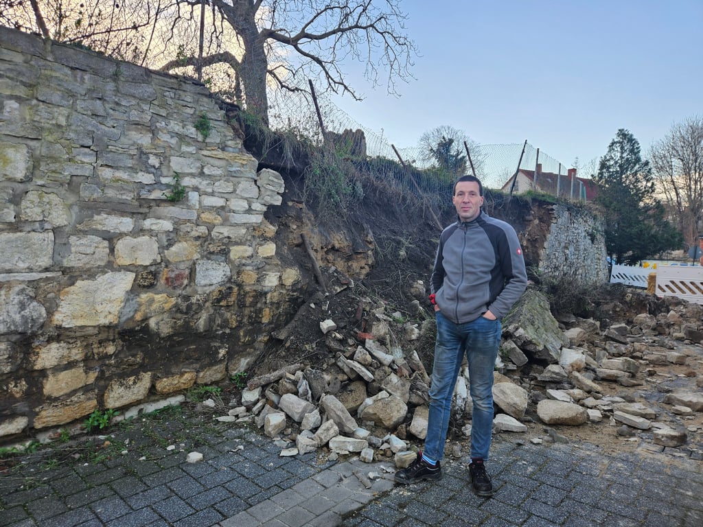 Torsten Koschitzki an der eingestürzten Mauer. Wie es nun weitergeht ist unklar.