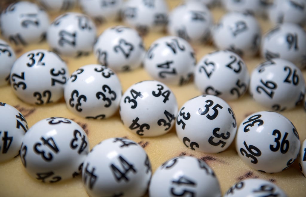 Ein Koffer mit originalen Lottokugeln ist auf der Pressekonferenz von Sachsenlotto zu sehen.