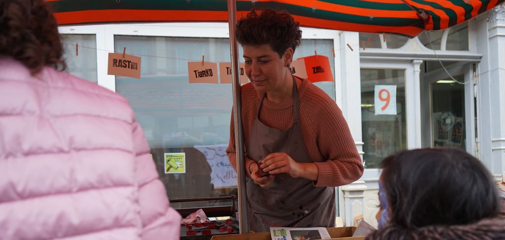 Anne Buch begeistert Kinder regelmäßig mit der Druckwerkstatt für Kunst.