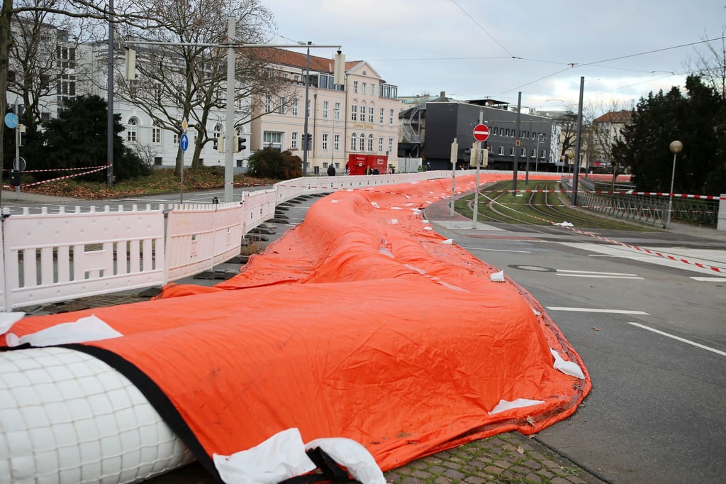 In der Straße Kalenwall hat die Feuerwehr einen rund 300 Meter langen Mobildeich aufgebaut.