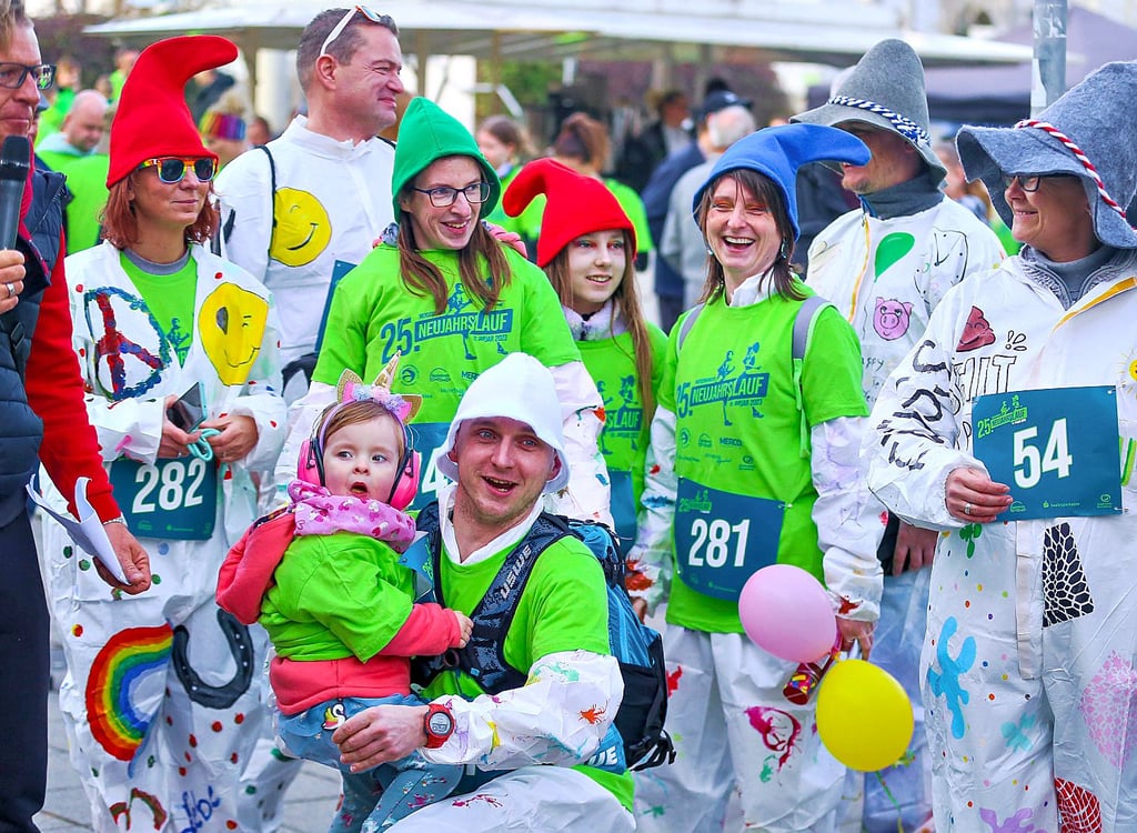 Der Merseburger Neujahrslauf ist ein Spaß für die ganze Familie – so wie hier am 1. Januar 2023.