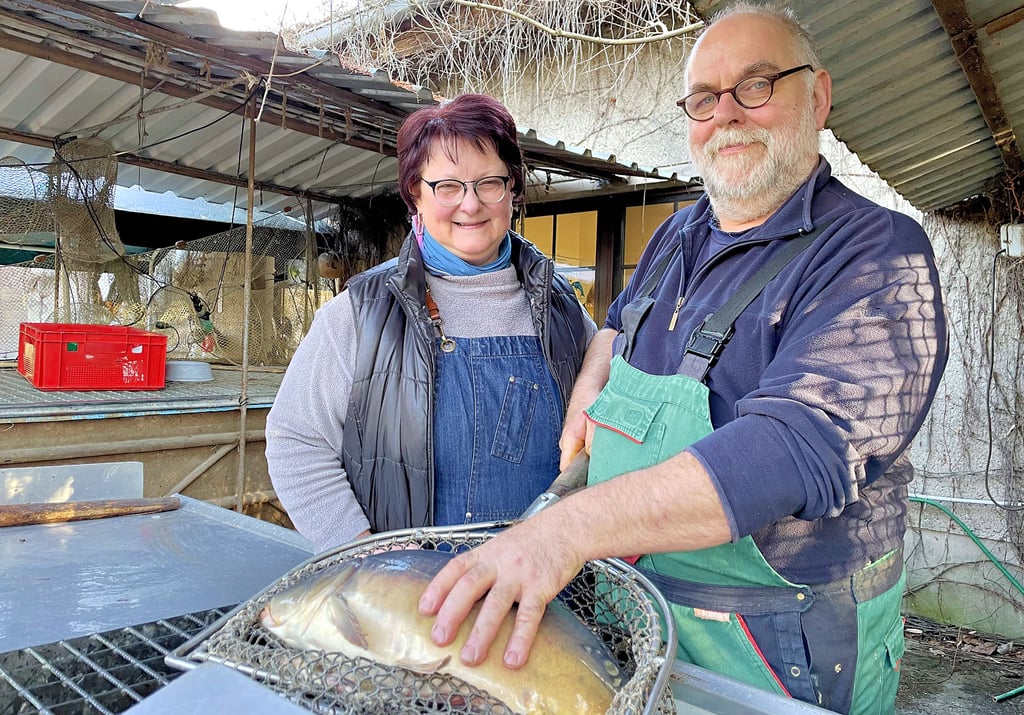 Muldestauseefischer Tom Bernau und seine Frau Beate sind schon lange ein eingespieltes Team. Er fängt Fisch, sie schmeißt den Laden.