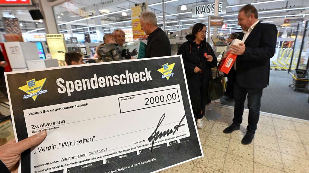2.000 Euro aus der Tombola im E-Center kommen dem Verein „Wir helfen“ zugute.