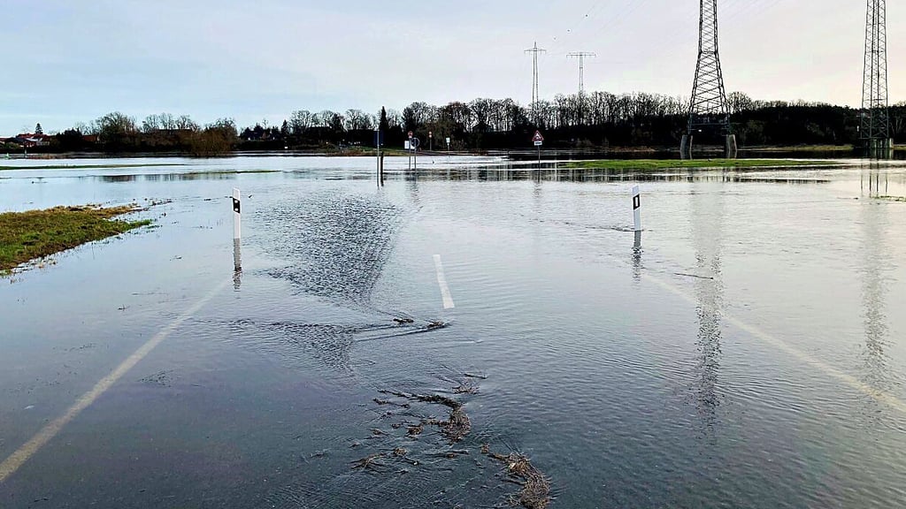 Das Hochwasser der Elbe steht bei Grieben bereits auf der Straße in Richtung Fähre.