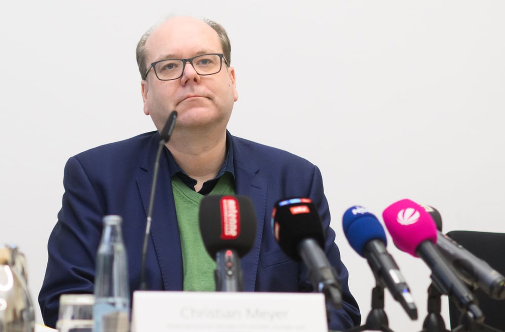 Christian Meyer (Bündnis 90/Die Grünen), Umweltminister von Niedersachsen, sitzt bei einer Pressekonferenz.