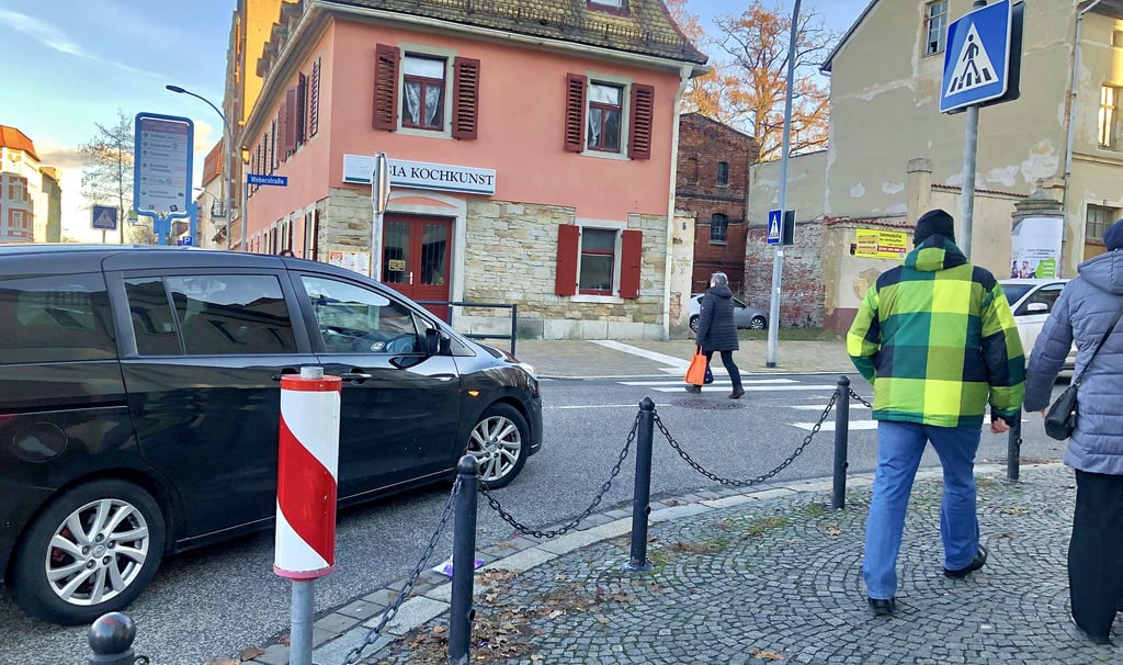 Sind die Überwege in der Weberstraße (Foto) und in der August-Bebel-Straße in Zeitz zu unmittelbar hinter dem Kurvenbereich? Einige Autofahrer und Fußgänger meinen, ja. Sie müssten „nach oben“ verlegt werden.