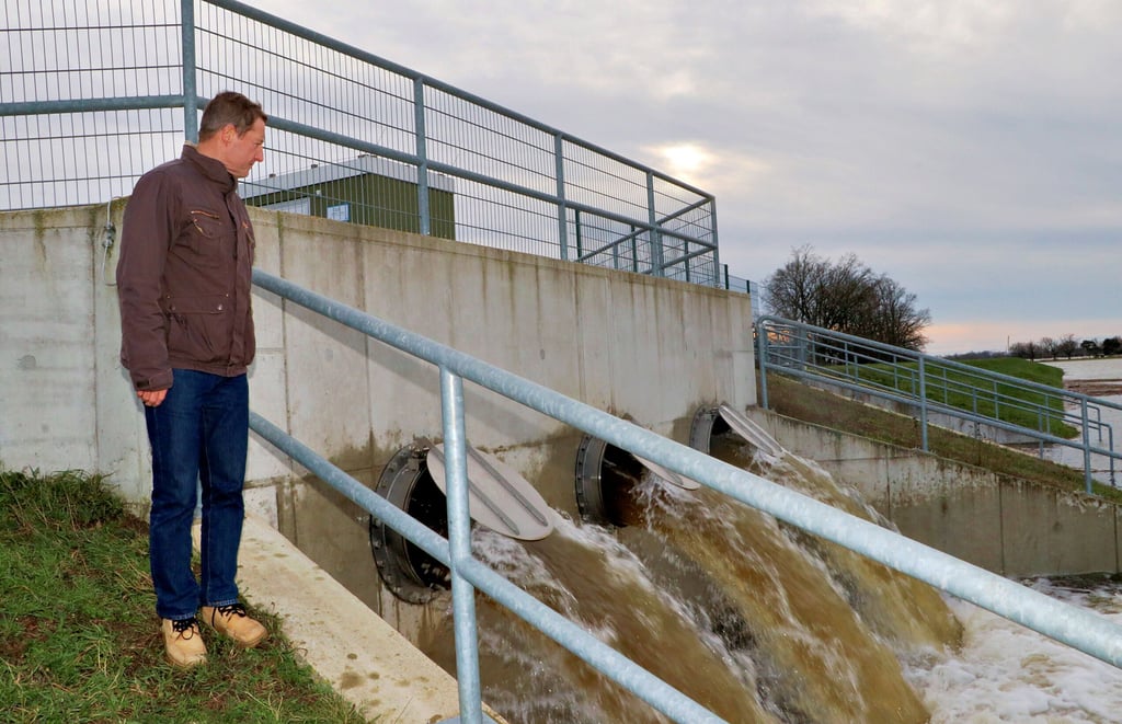 Das Schöpfwerk am Wiesenbach bei Listerfehrda arbeitet und pumpt große Wassermnengen auf die andere Seite des Elbedamms. Zahna-Elsters Bürgermeister Peter Müller überzeugt sich davon.