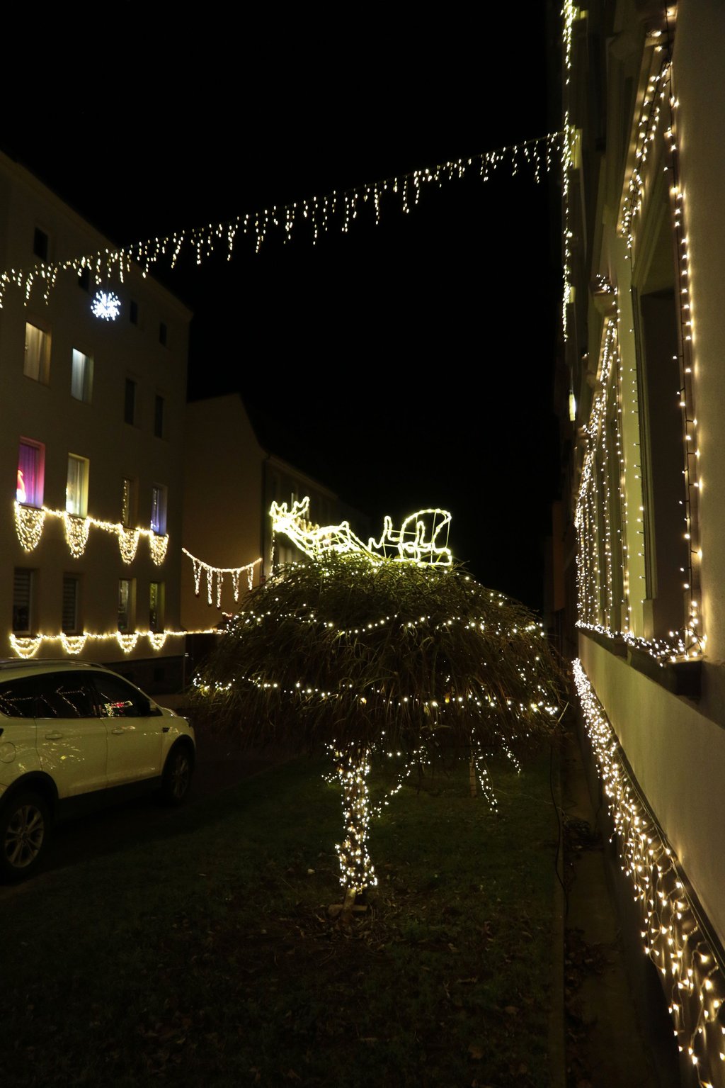 Eine Lichterkette ist über die Straße gespannt.
