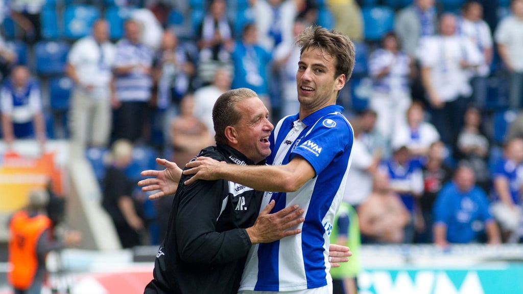 Christian Beck und Trainer Andreas Petersen jubeln 2013 für den 1. FC Magdeburg in der Regionalliga.