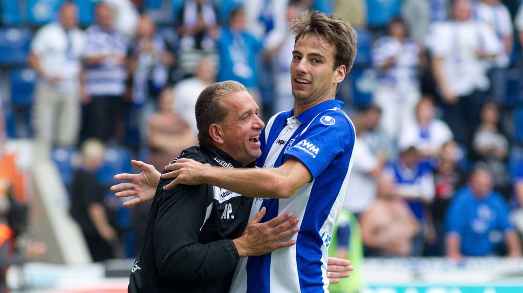 Christian Beck und Trainer Andreas Petersen jubeln 2013 für den 1. FC Magdeburg in der Regionalliga.